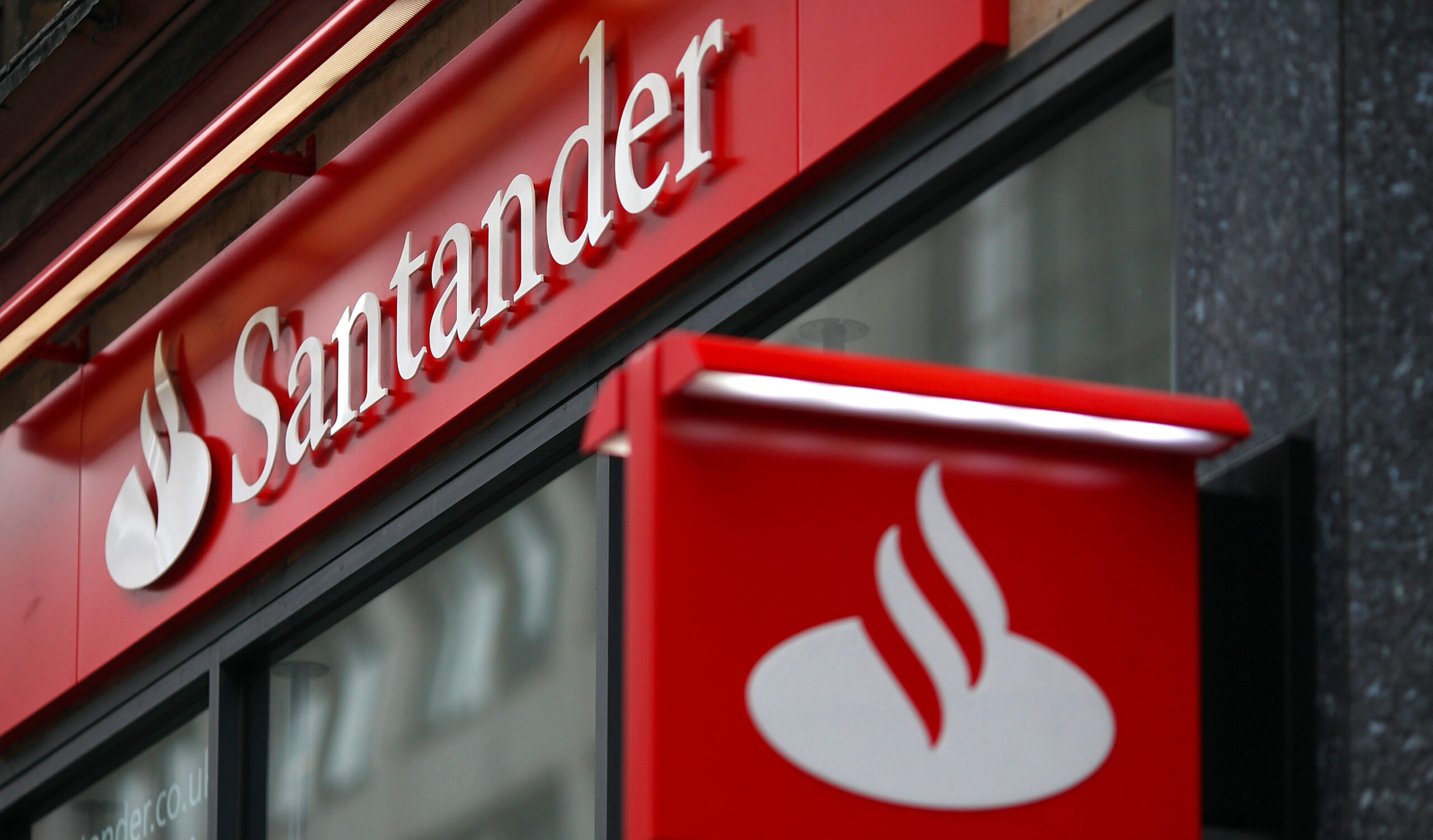 Santander planeja demitir parte de seus funcionários no Brasil