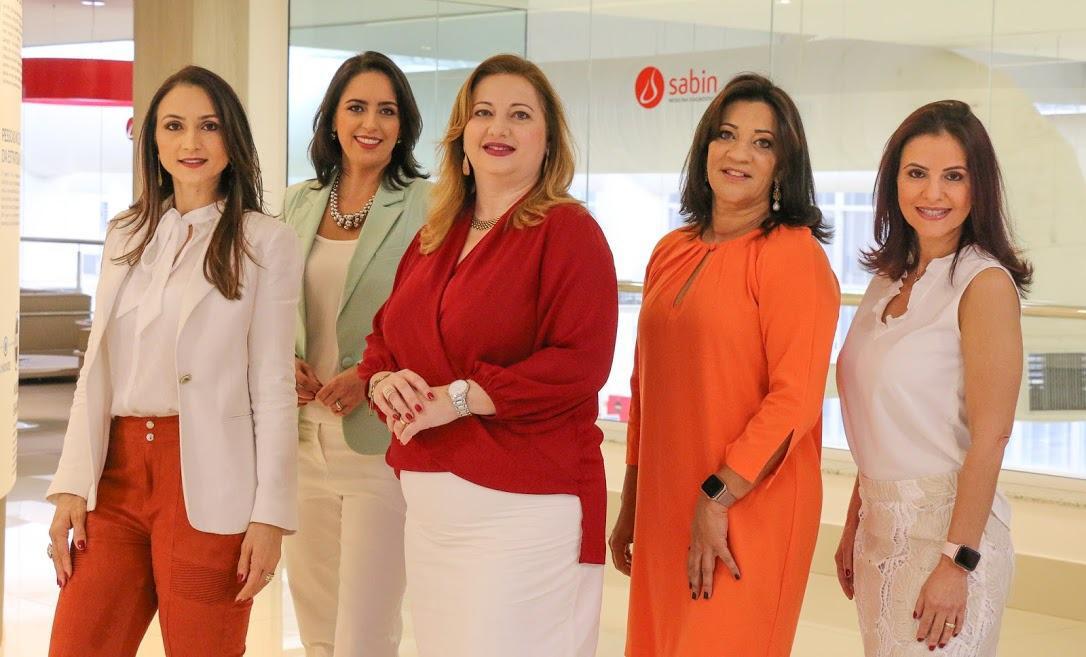 Lídia Abdalla (em vermelho) entre Natália Almeida, Andrea Pinheiro, Marly Vidal e Cyra Araújo