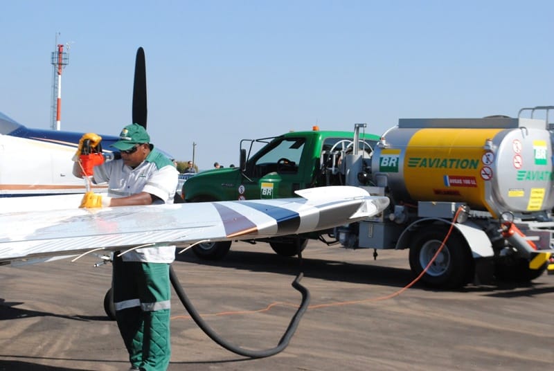 Lote de gasolina de aviação é barrado após investigação de acidente e testes