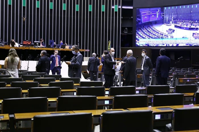 Câmara aprova texto-base da PEC que adia eleições deste ano