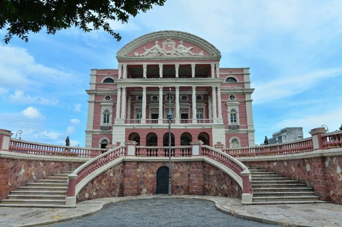 Mais de 800 pessoas visitam o Teatro Amazonas em julho