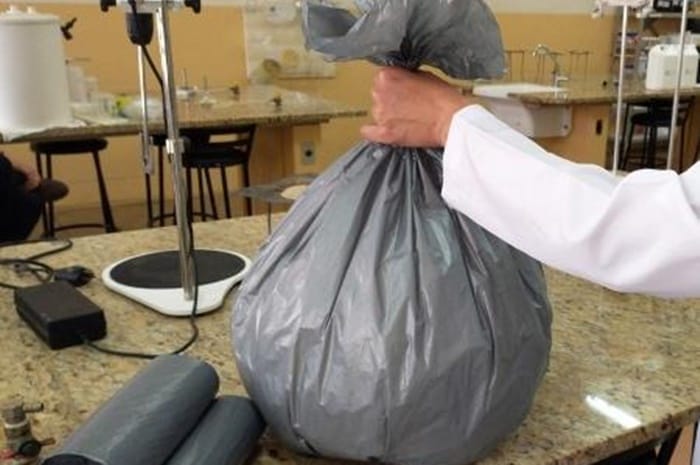 Saco de lixo “made in Brazil” é capaz de eliminar o coronavírus Saco de lixo “made in Brazil” é capaz de eliminar o coronavírus