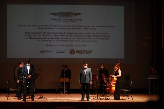 Profissionais da saúde recebem homenagem no palco do Teatro Amazonas