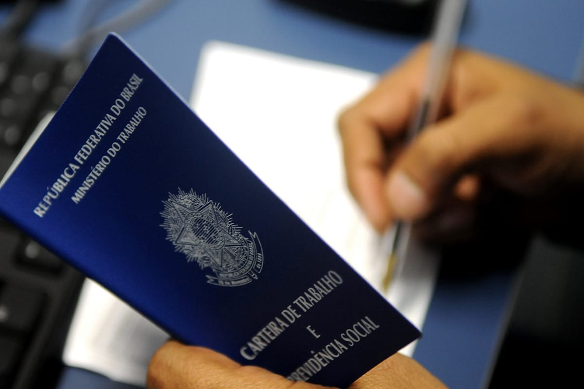 Pedidos de seguro-desemprego caem em julho