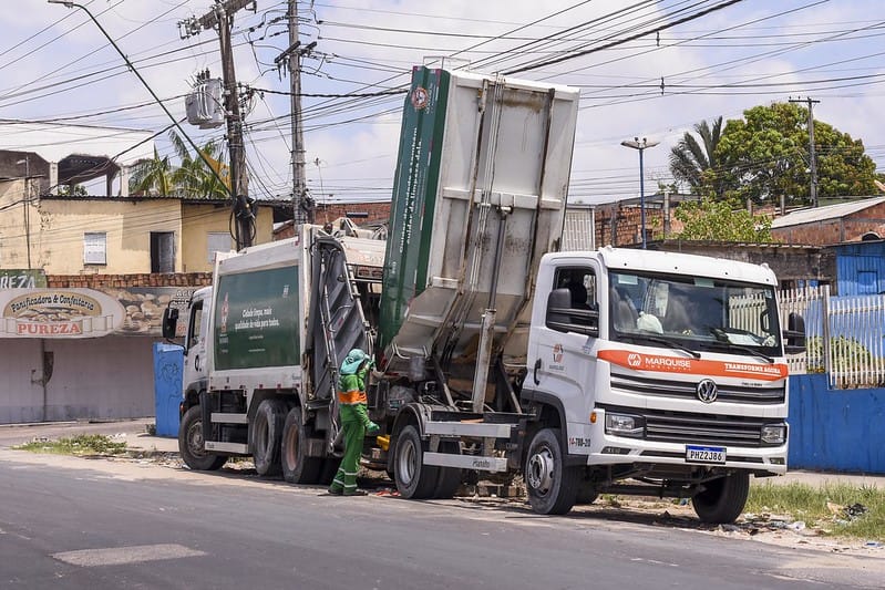Mais caminhões de lixo de porte menor são implementados em Manaus
