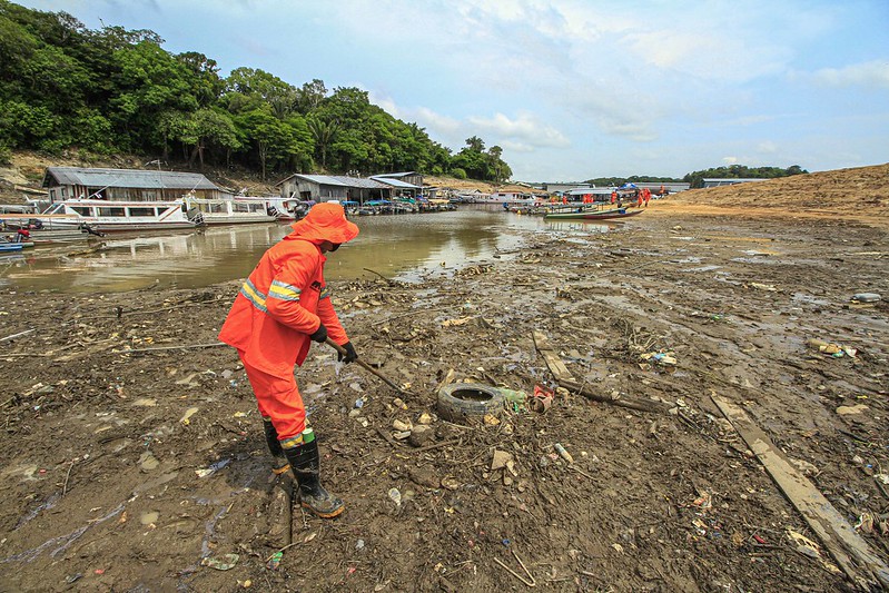 Prefeitura intensifica retirada de lixo em orlas de igarapés de Manaus
