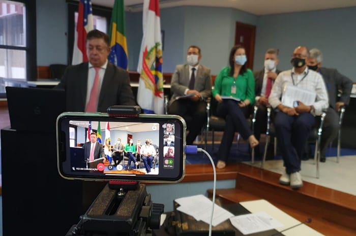 TCE-AM aprova contas de Arthur Neto com recomendação para realização de concurso público