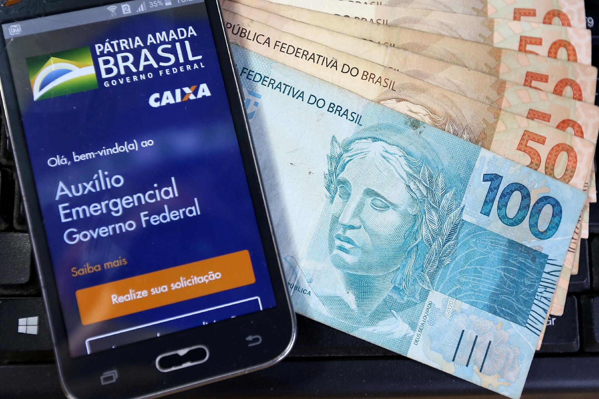 Auxílio emergencial passará a ser de R$ 300 até dezembro