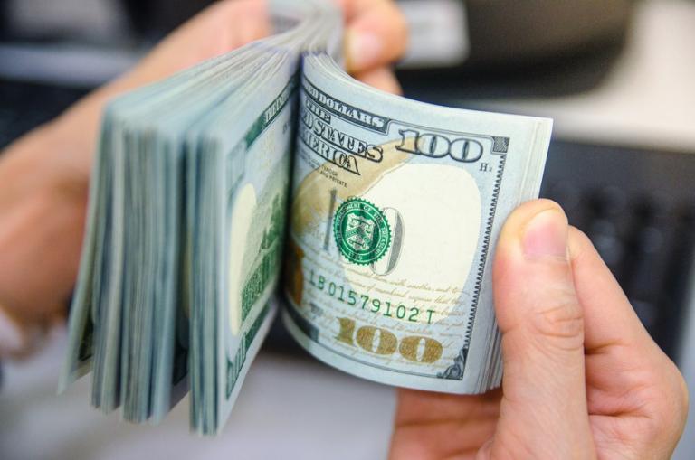 Dólar sobe 2,5% e real firma-se como pior moeda do mundo em 2020