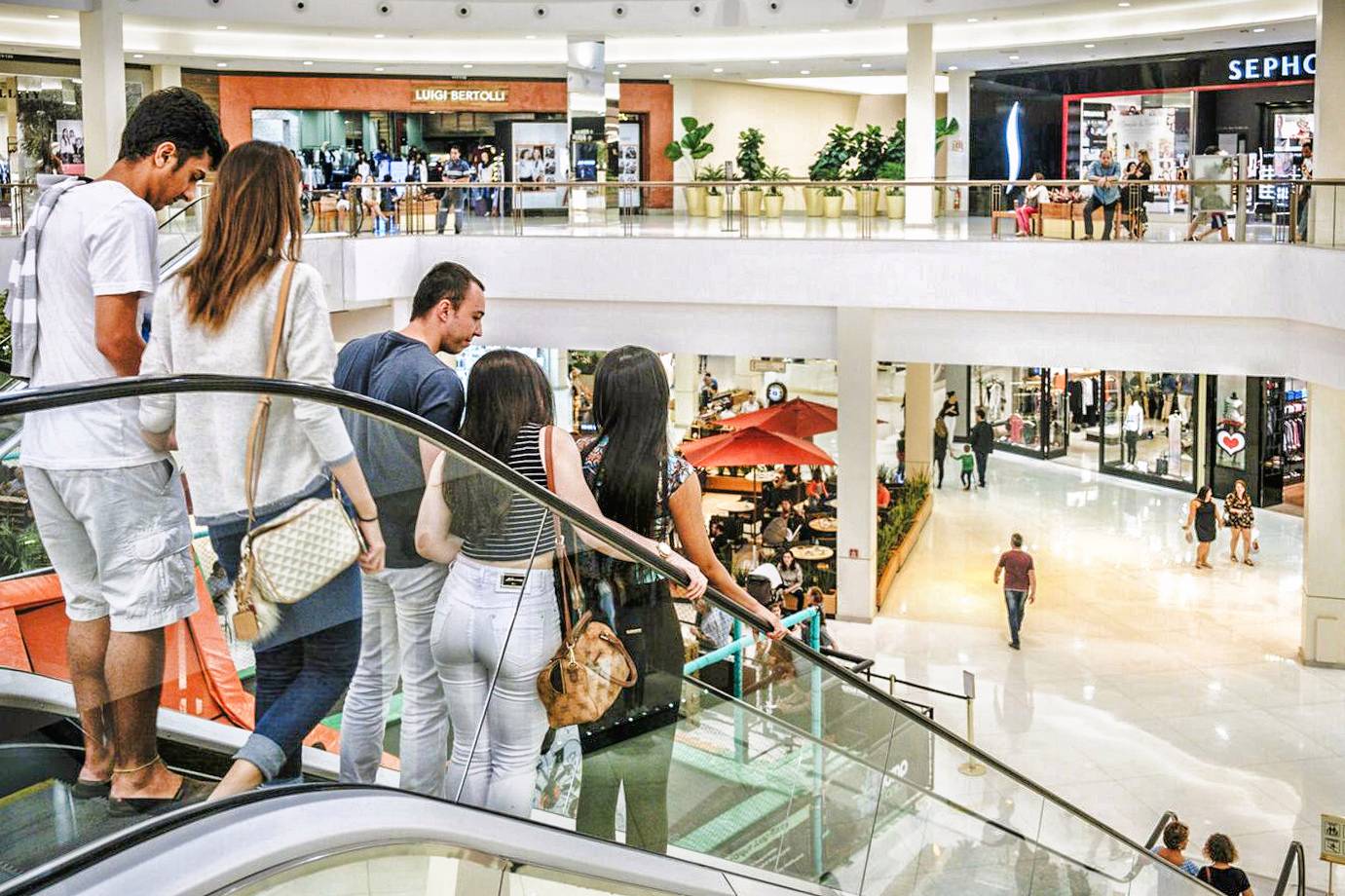 Shoppings miram e-commerce