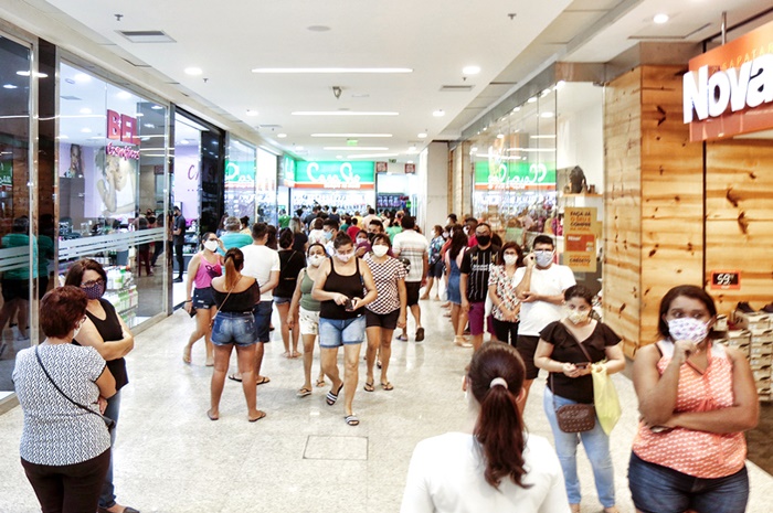 Confiança do consumidor permanece em queda, diz CNI