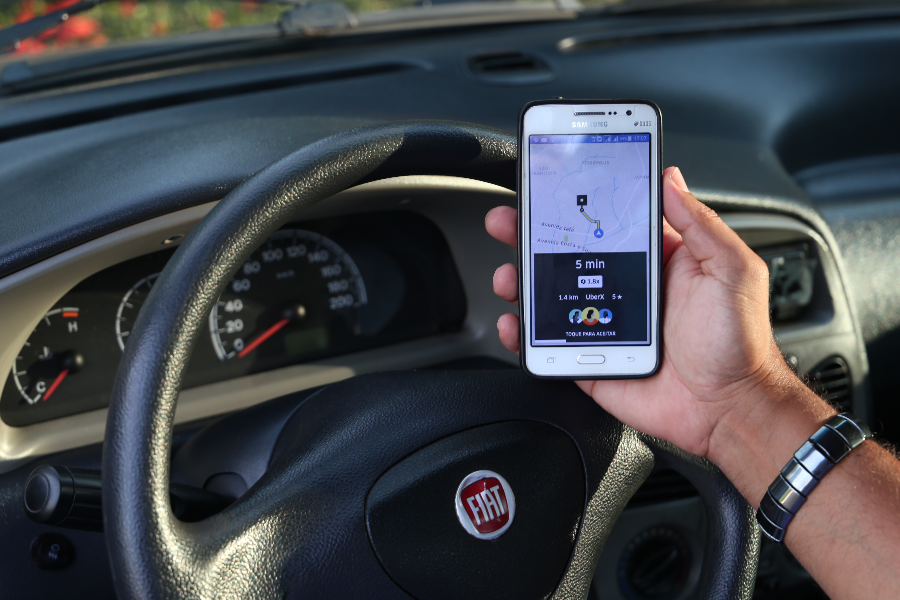 Menor número de motoristas eleva preço de corridas de apps