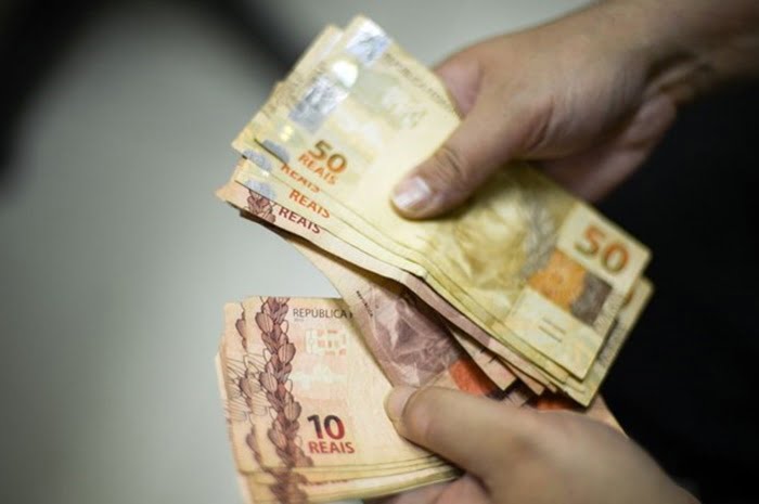 30% dos brasileiros vai usar 13º para pagar dívidas