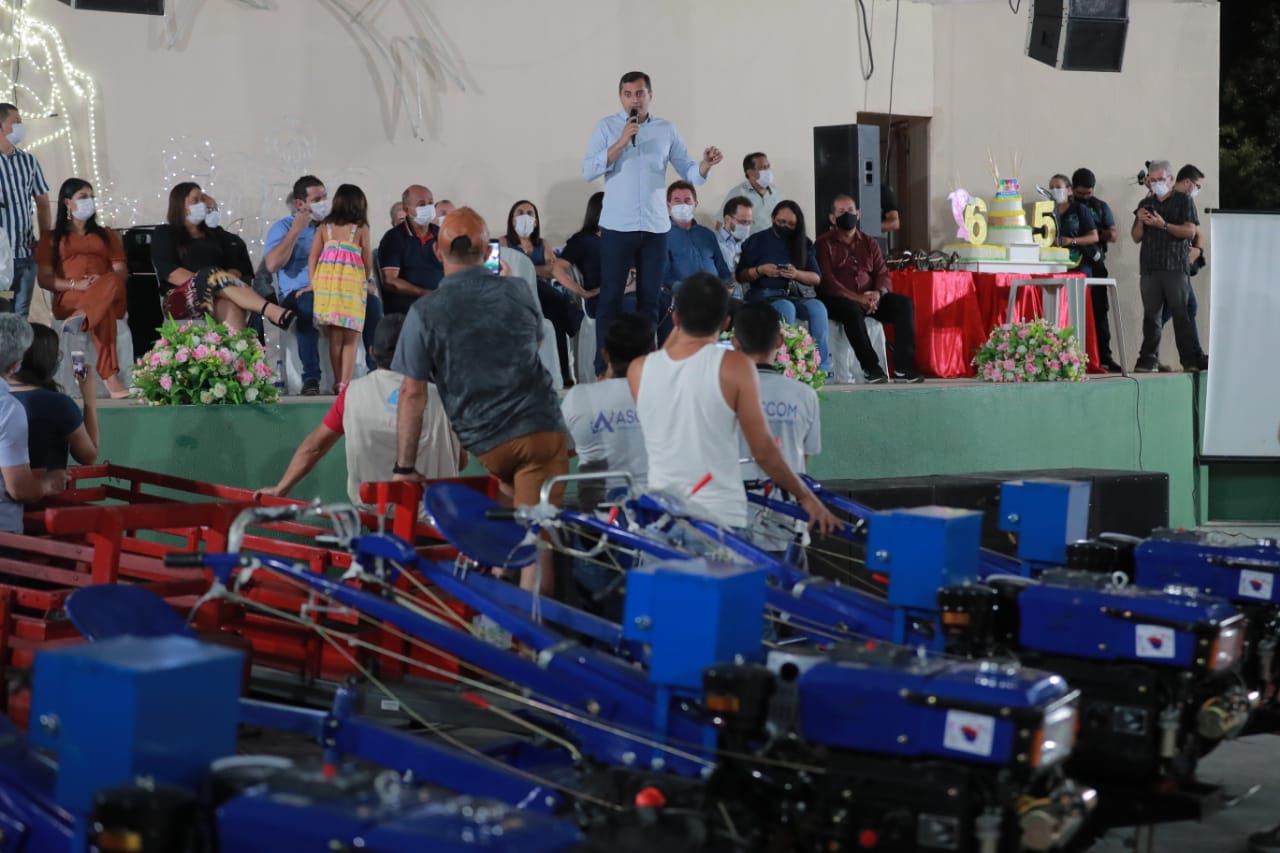 Wilson Lima entrega implementos agrícolas em Novo Airão
