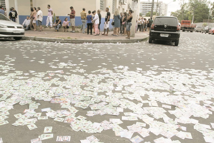 “Santinhos” voltaram a sujar as ruas de Manaus