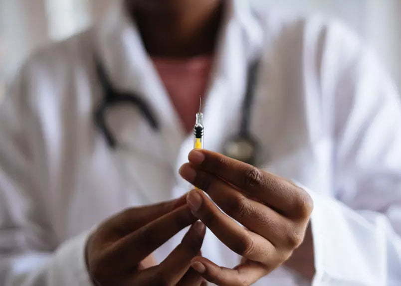 Vacinas funcionarão em nova variante brasileira, dizem cientistas britânicos