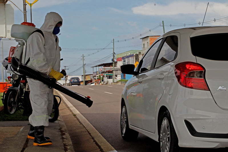 Prefeitura sanitiza mais de dois mil veículos em barreiras de Manaus