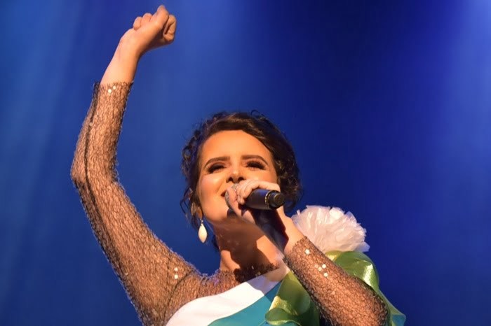 ‘Pérola azulada’ é o novo single da cantora Karine Aguiar