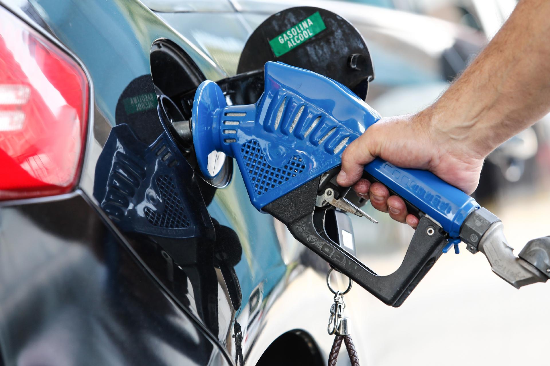 <strong>Preço da gasolina cai mais 1,8% e vai a R$ 4,88 por litro, diz ANP</strong> - 9fev2021 petrobras anuncia aumento no preco dos combustiveis 82 para a gasolina e 62 no oleo diesel <strong>Preço da gasolina cai mais 1,8% e vai a R$ 4,88 por litro, diz ANP</strong> - 9fev2021 petrobras anuncia aumento no preco dos combustiveis 82 para a gasolina e 62 no oleo diesel