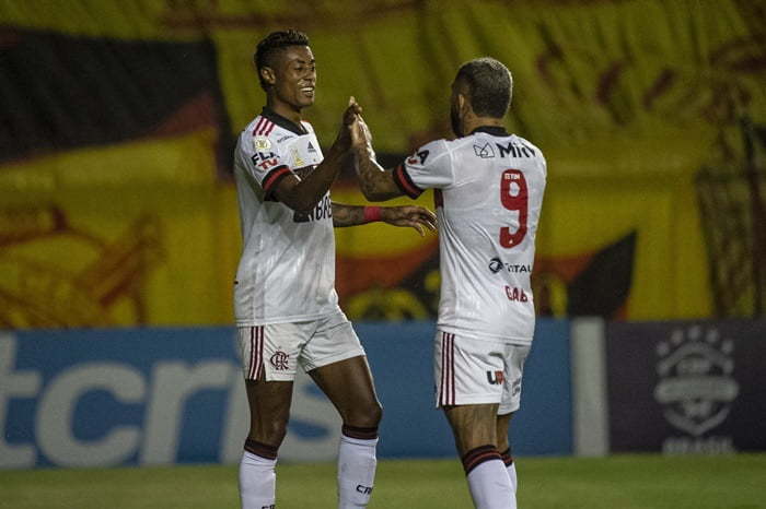 Flamengo goleia o Sport e mantém chance do título brasileiro