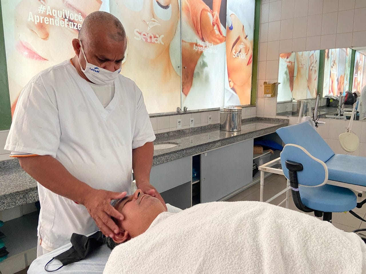 Curso de massoterapia qualifica deficientes visuais em Manaus - Aluno Marinaldo foto Francisco Santos SenacAM 1