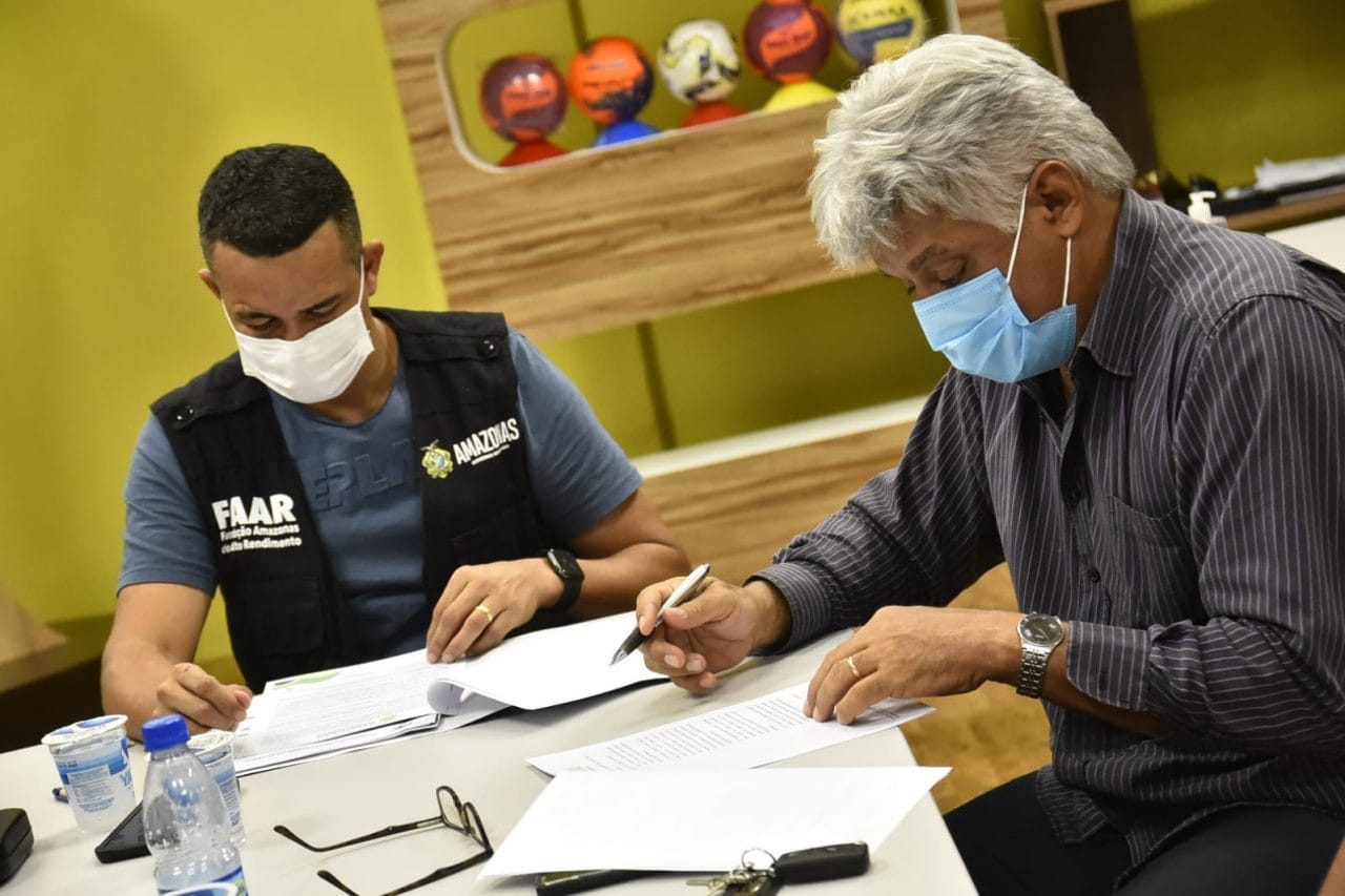 Barezão começa hoje com três jogos em Manaus - Assinatura do contrato FOTO Mauro Neto Faar 2