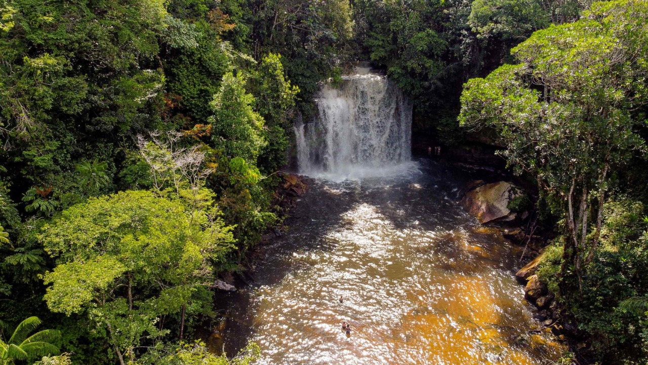 Três lugares imperdíveis no Amazonas para conhecer no feriado do carnaval - cachoeira 1