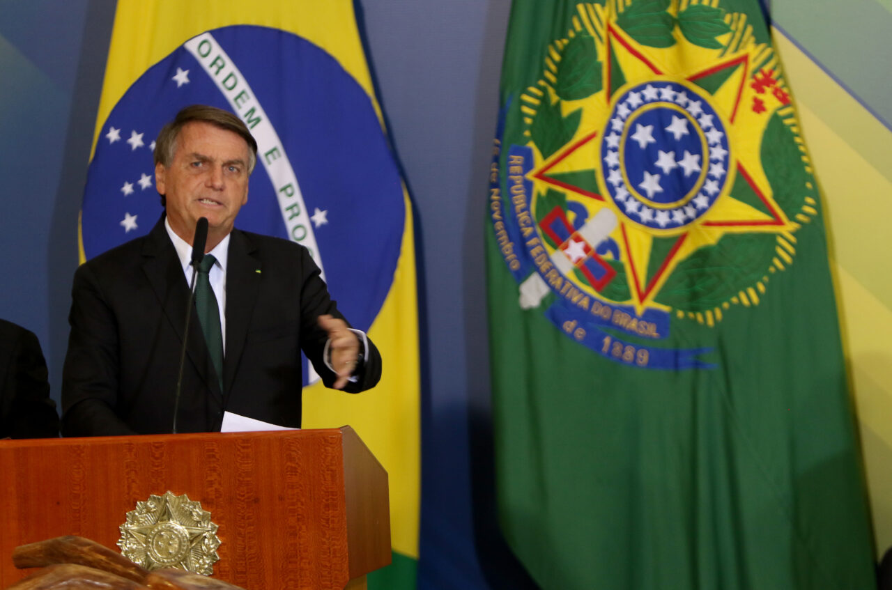 Radicalização faz vítimas. Bolsonaro diz que não tem nada a ver com isso - 1207 A5