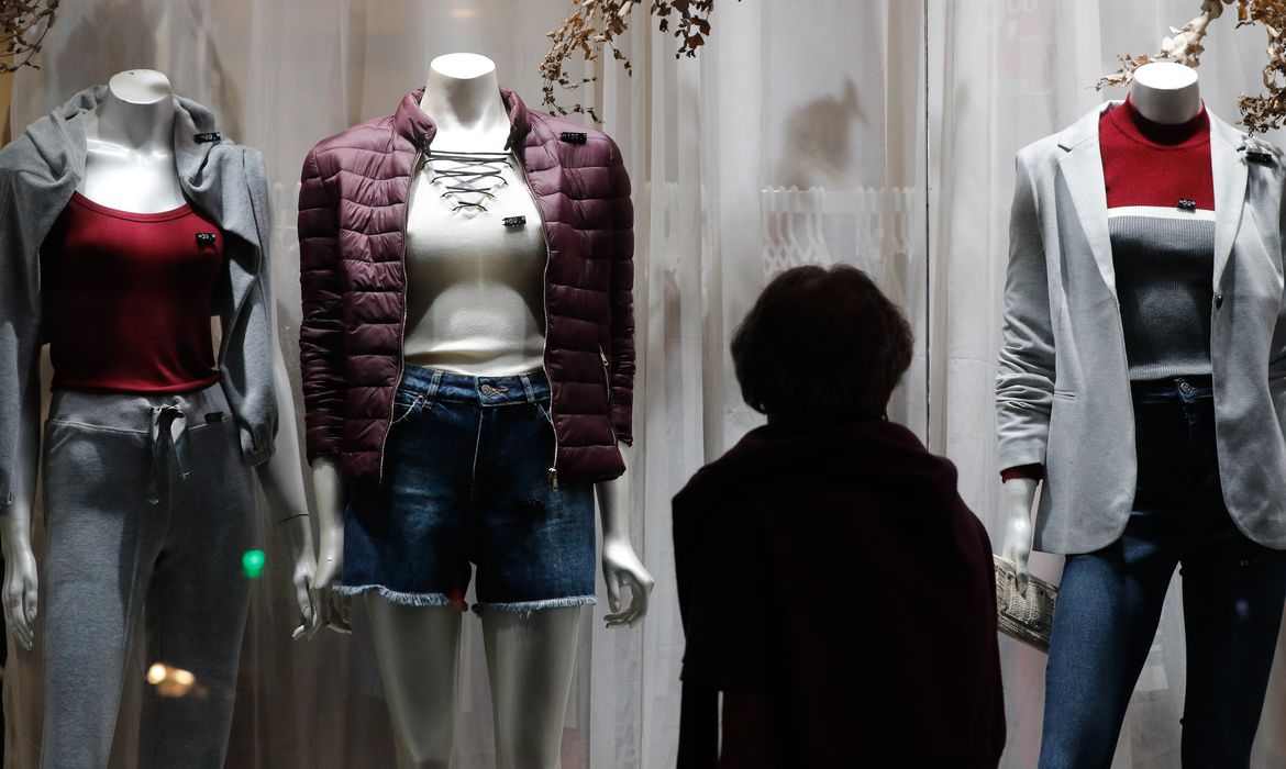 Cresce movimento em shopping e cai nas lojas de rua - 0108 A8b