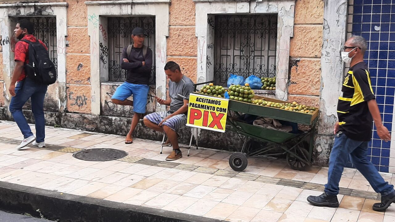 <em>População recorre ao famoso ‘jeitinho brasileiro’ para vencer as dificuldades na crise</em> - 1508 A8