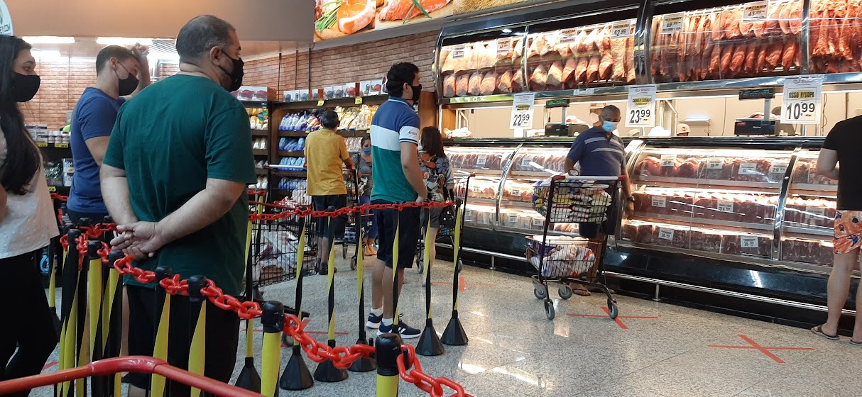 Famílias seguram consumo com desconfiança na economia - 1708 A5