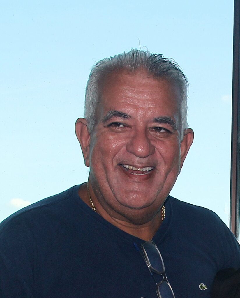 Guilherme Aluízo tem trajetória de sucesso eternizada em livro - Hiel Guilherme Aluízo tem trajetória de sucesso eternizada em livro - Hiel