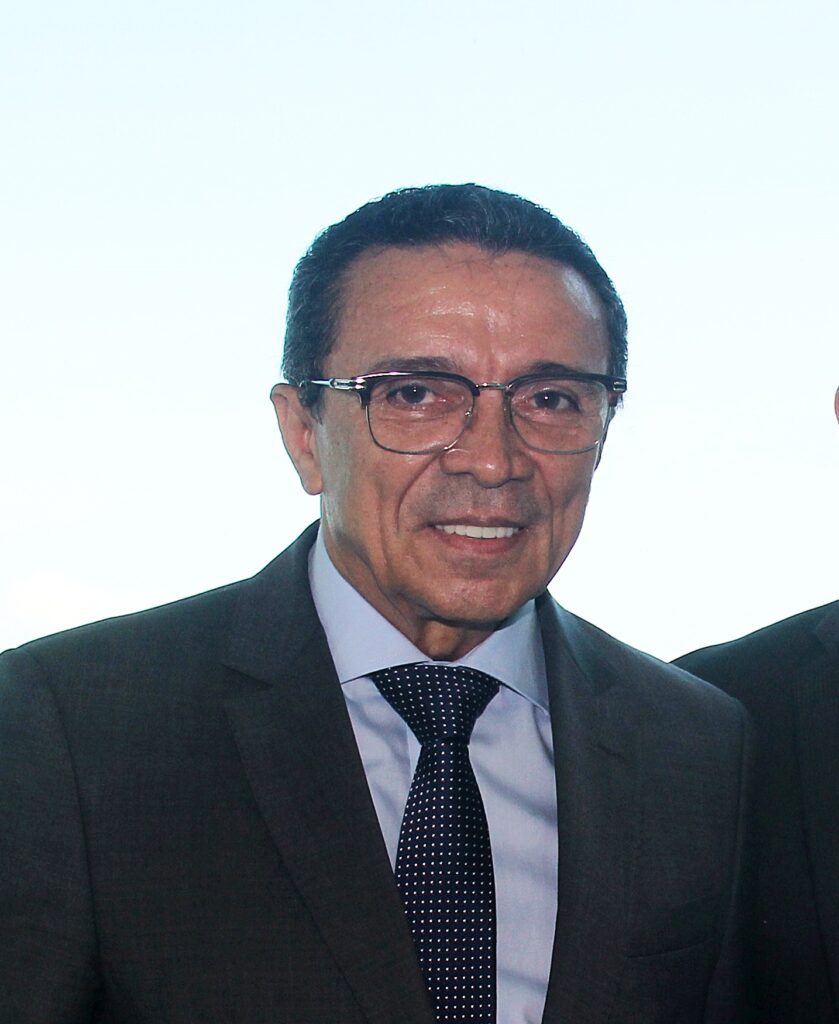 Guilherme Aluízo tem trajetória de sucesso eternizada em livro - Paulo Feitoza Guilherme Aluízo tem trajetória de sucesso eternizada em livro - Paulo Feitoza