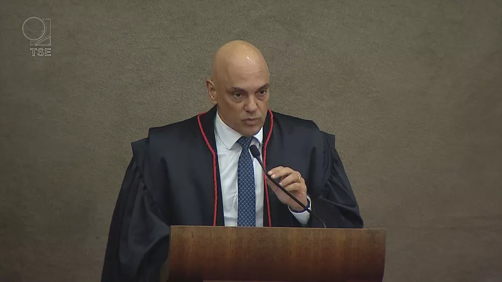 Moraes defende as urnas eletrônicas, diz que eleição é 'orgulho nacional' e é aplaudido de pé -
