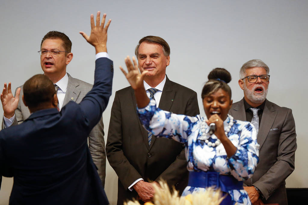 Datafolha: Mulheres evangélicas impedem que Bolsonaro vá melhor nas igrejas - bolsonaro mulher evangelica