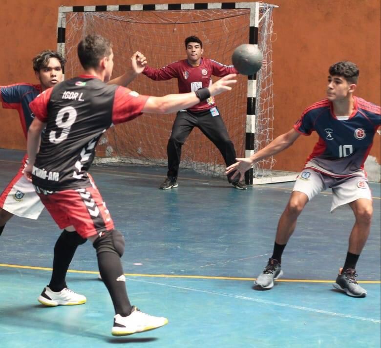 Atleta amazonense de 18 anos é contratado por equipe de Portugal - handebol jogador