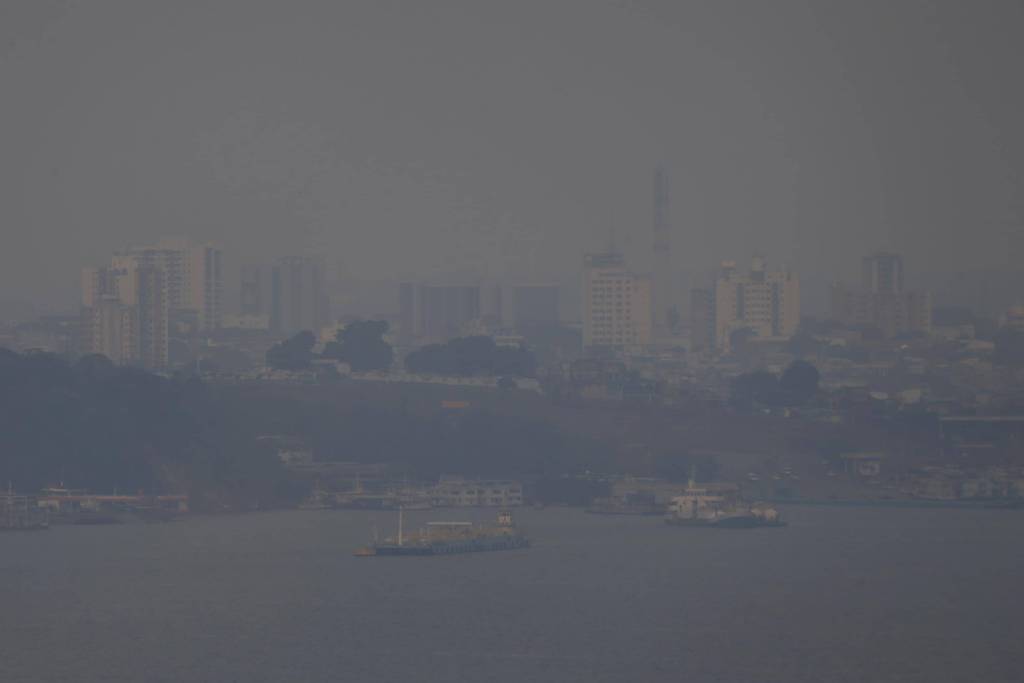 Incêndios na Amazônia enchem de fumaça céu de cidades na região - manaus encoberta Incêndios na Amazônia enchem de fumaça céu de cidades na região - manaus encoberta