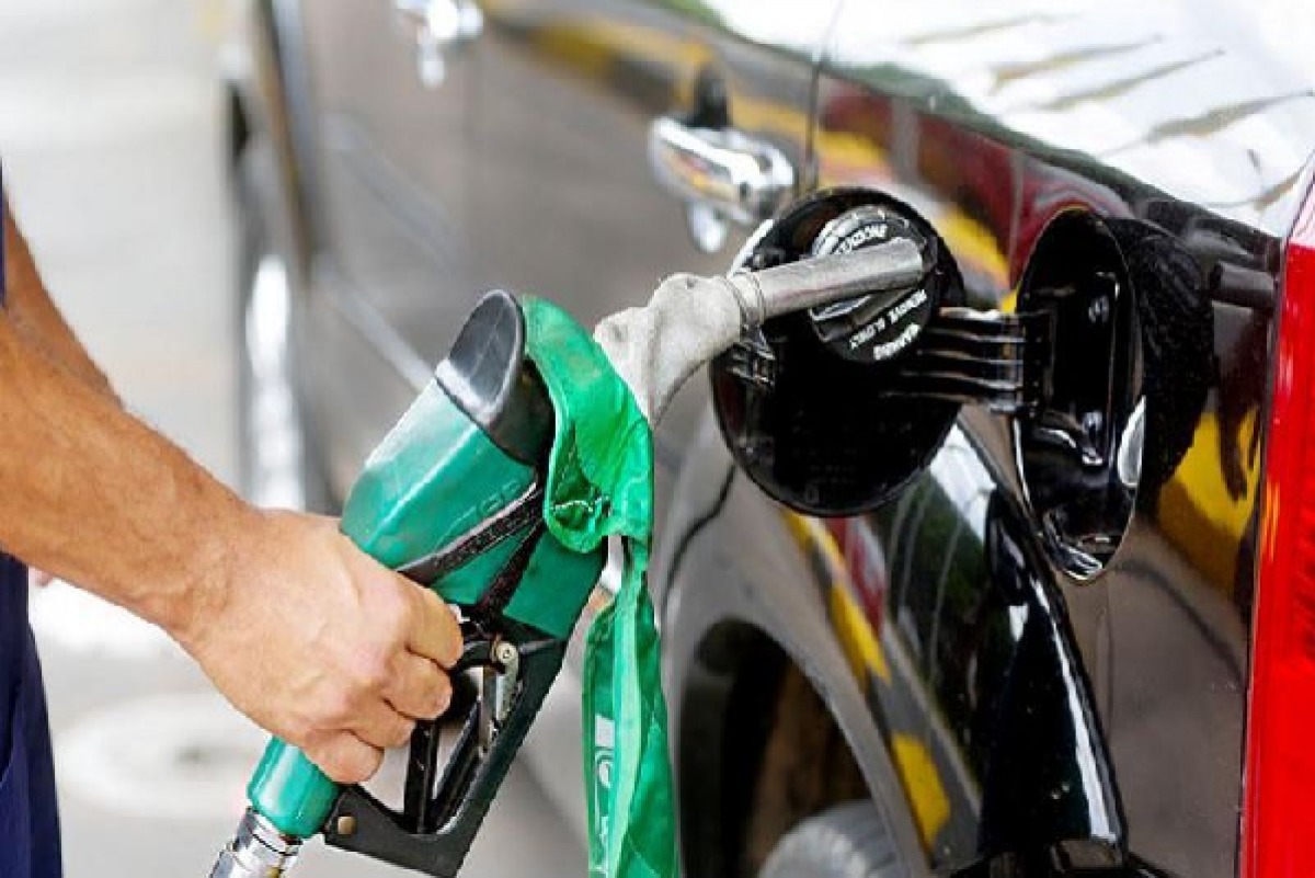 Preço da gasolina cai mais 2,5% e se aproxima de R$ 5 por litro - 1309 A6