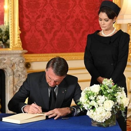 Após passar por caixão da rainha, Bolsonaro assina livro de condolências - presidente jair bolsonaro assina livro de condolencias da rainha elizabeth 2 em londres Após passar por caixão da rainha, Bolsonaro assina livro de condolências - presidente jair bolsonaro assina livro de condolencias da rainha elizabeth 2 em londres