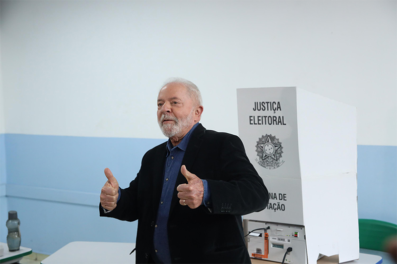 Lula votou em SP: ‘Maioria da sociedade quer paz’ - Lula vota e faz sinal de positivo