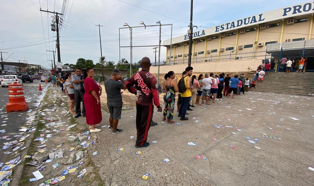 Eleições 2022: Santinhos ‘sujam’ as ruas da cidade - santinhos em frente a escola jose lindoso em manaus foto henrique filho rede amazonica2 1
