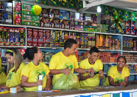 A 2 dias do jogo do Brasil na Copa, venda de fogos segue “tímida