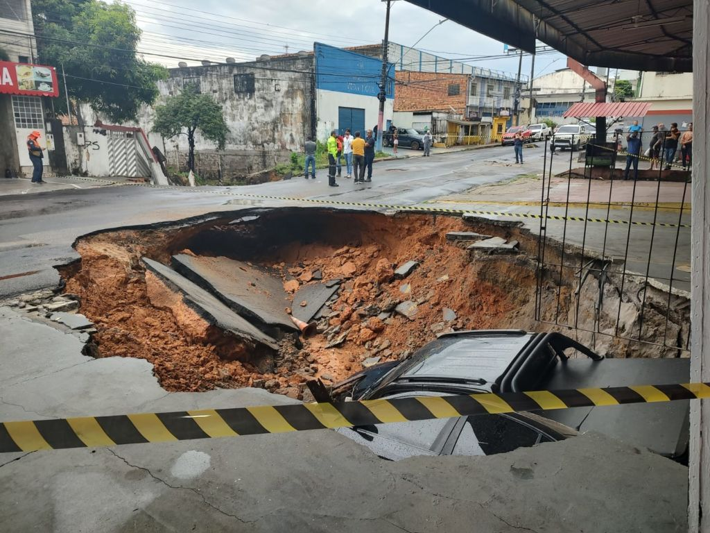 Prefeitura registra 39 ocorrências de trânsito e defesa civil durante chuva - chuva na madrugada causa alagamentos e desabamentos em manaus Prefeitura registra 39 ocorrências de trânsito e defesa civil durante chuva - chuva na madrugada causa alagamentos e desabamentos em manaus