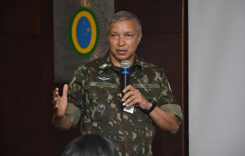 Lula troca comando do Exército. Tomás Ribeiro Paiva assume - arruda