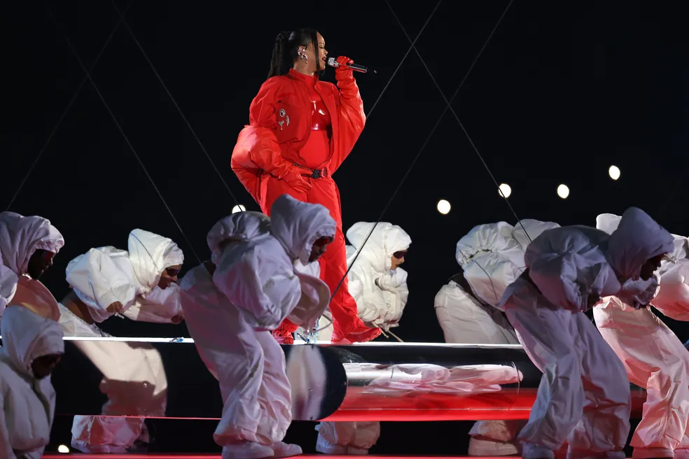 Após hiato de 7 anos, Rihanna volta grávida aos palcos no Super Bowl - gettyimages 1465420333 Após hiato de 7 anos, Rihanna volta grávida aos palcos no Super Bowl - gettyimages 1465420333