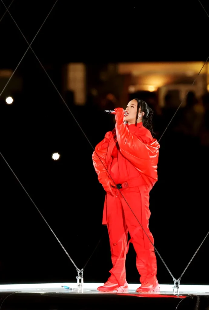 Após hiato de 7 anos, Rihanna volta grávida aos palcos no Super Bowl - gettyimages 1465420380 Após hiato de 7 anos, Rihanna volta grávida aos palcos no Super Bowl - gettyimages 1465420380