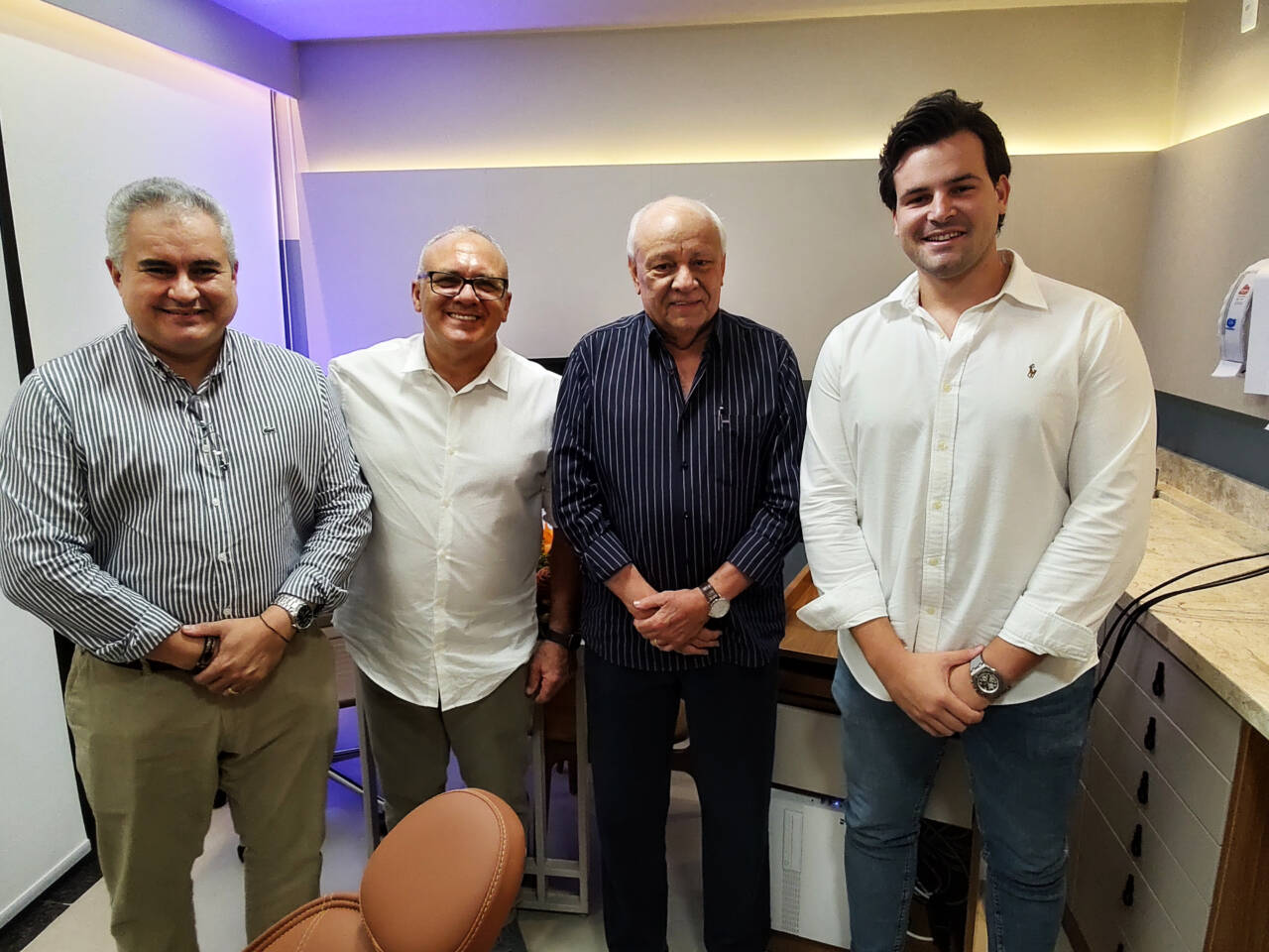 Flosser revoluciona o mercado - 2 Da esquerda para direita Vinius Castrodir.pres . da Afeam Dr. Dante Brescianinisocio da Flosser Antonio Silva pres. da Fieam Antonio Simoes Neto empresario Flosser revoluciona o mercado - 2 Da esquerda para direita Vinius Castrodir.pres . da Afeam Dr. Dante Brescianinisocio da Flosser Antonio Silva pres. da Fieam Antonio Simoes Neto empresario
