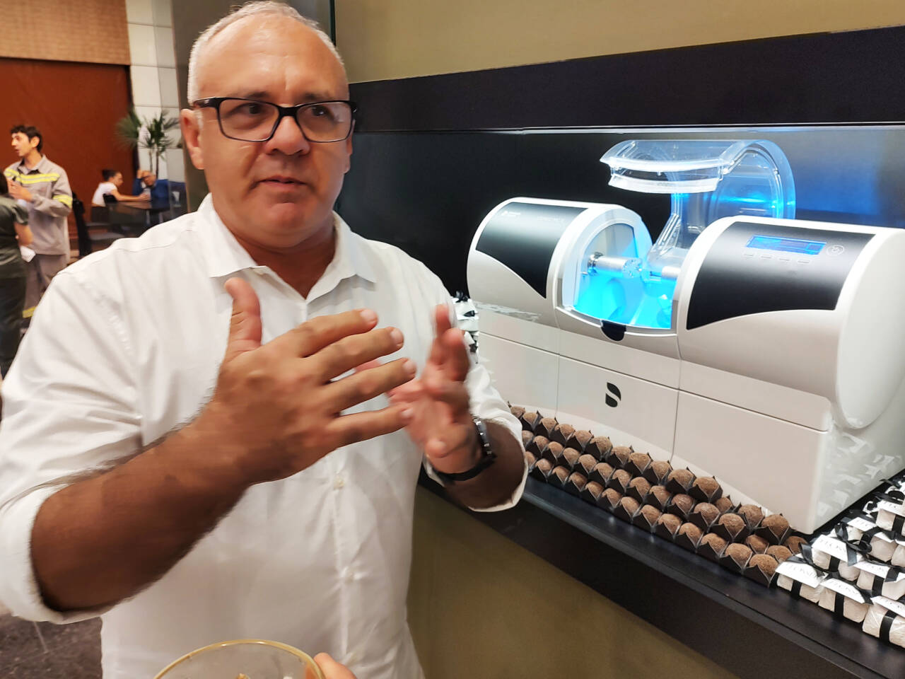 Flosser revoluciona o mercado - 3 Dr. socio Dante Brescianini mostrando impressora de ultima geracao Flosser revoluciona o mercado - 3 Dr. socio Dante Brescianini mostrando impressora de ultima geracao
