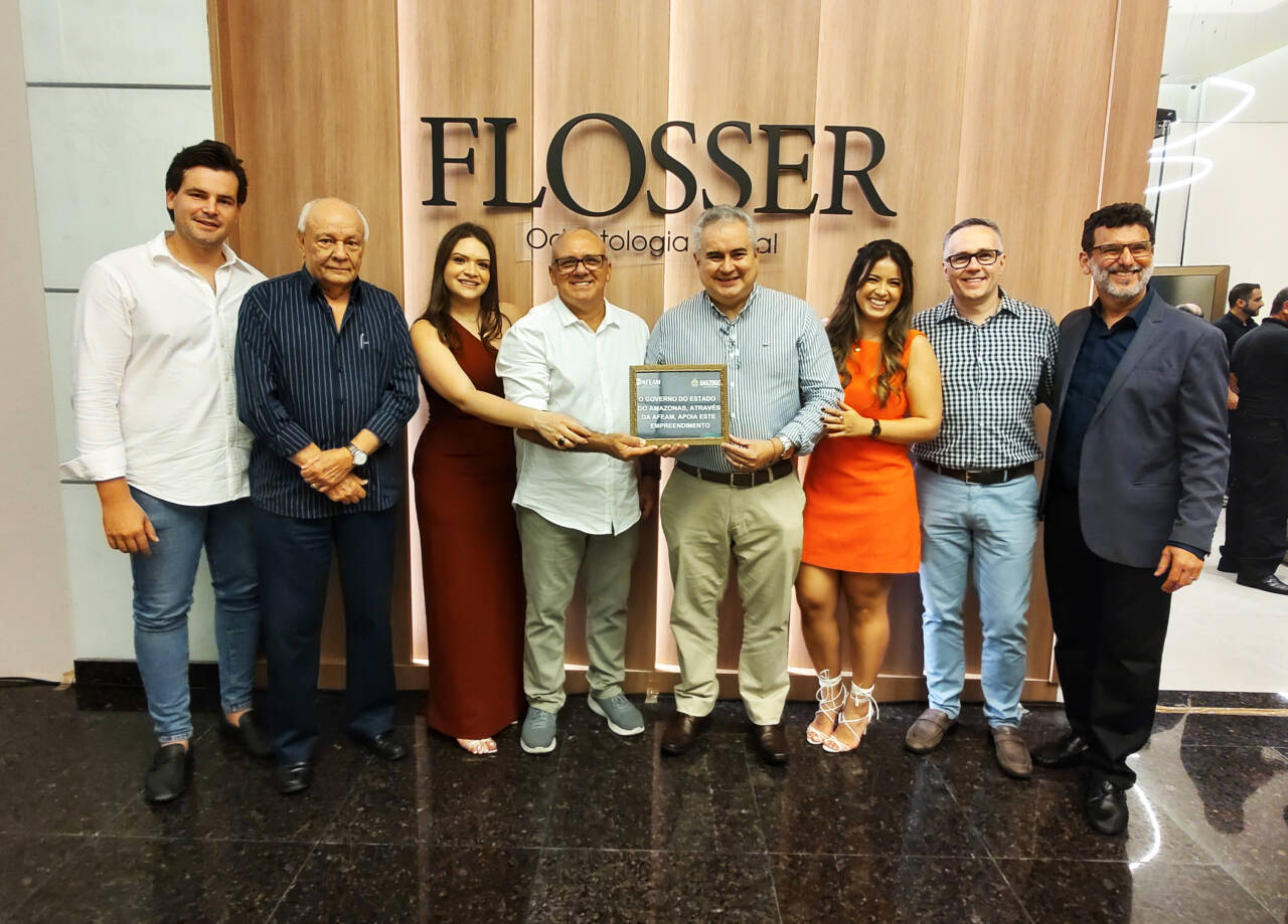 Flosser revoluciona o mercado - 8 Empresario Antonio Simoes Neto Antonio Silva pres. da Fieam Dra. Luiza Brescianini Dr. Dante Brescianini Dir pres. da Fieam Marcos Vinicius Dra. Axiley Marcelle Flosser revoluciona o mercado - 8 Empresario Antonio Simoes Neto Antonio Silva pres. da Fieam Dra. Luiza Brescianini Dr. Dante Brescianini Dir pres. da Fieam Marcos Vinicius Dra. Axiley Marcelle