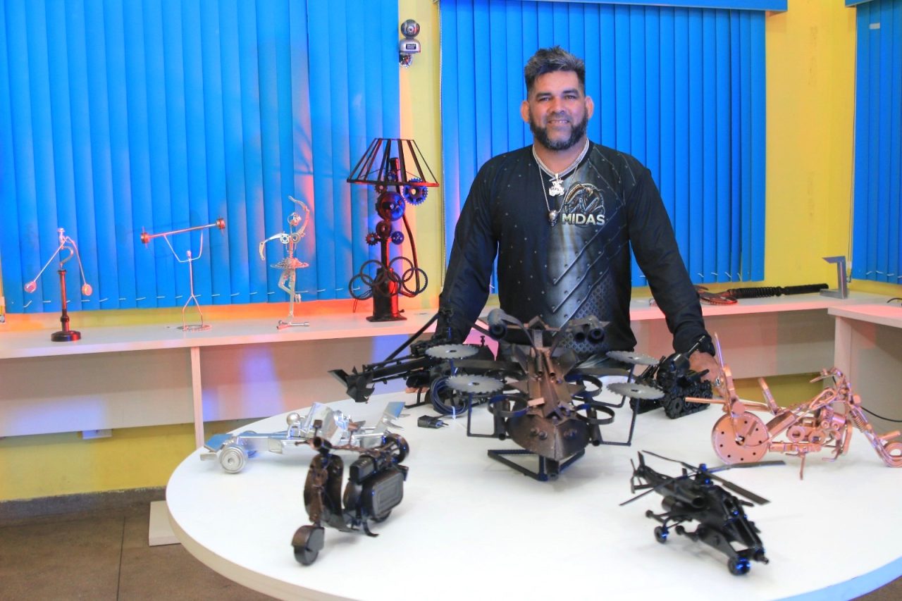 Das oficinas de motos e do galpão do Garantido saem peças artísticas - B1b 1